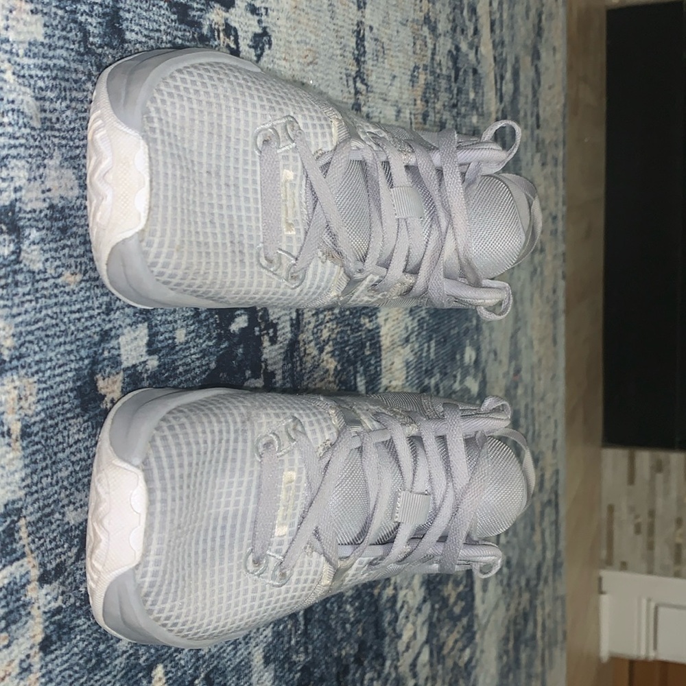 Nike Lebron Witness 7 Wolf Grey sneakers